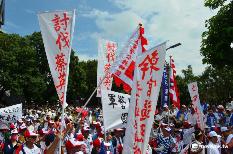 公務人員團體在現場高舉「討伐蔡英文」旗幟。   圖：柯昱安/攝