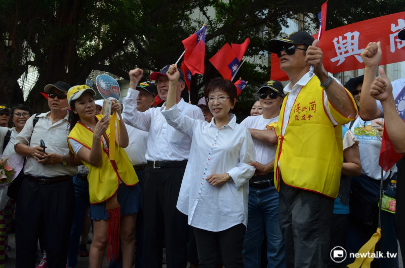 93軍公教大遊行，國民黨主席洪秀柱到場為遊行群眾加油，群眾也熱情高喊「國民黨加油」。   圖：柯昱安/攝