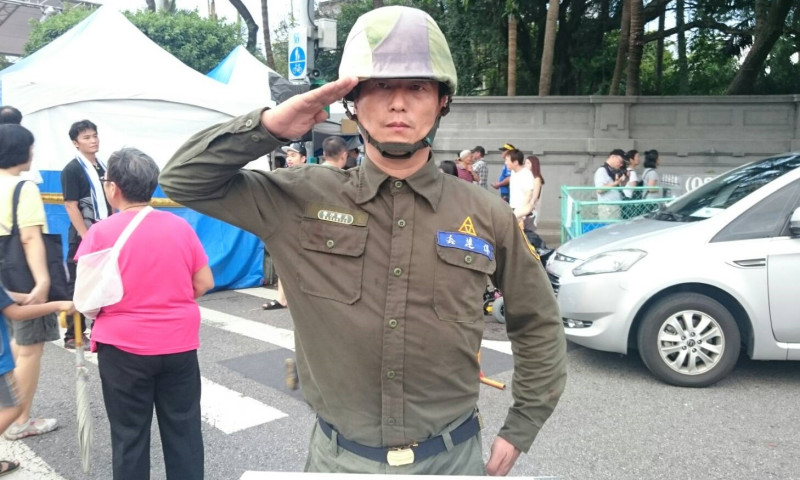 93大遊行時，某位民眾穿著軍服上街參與遊行。   圖：林朝億/攝