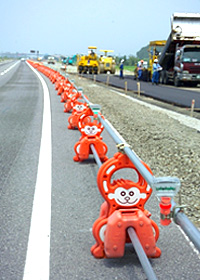 日本仙台銘板公司最初是以北海道旭川動物園猴子為靈感，設計可愛路障。   圖：翻攝仙台銘板官網