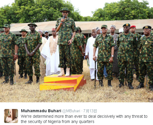 奈及利亞總統布拉里（中）7月才巡視軍隊打氣，強調維護國家安全決心，但如今傳出軍方貪腐，格外諷刺。   圖：翻攝布拉里推特