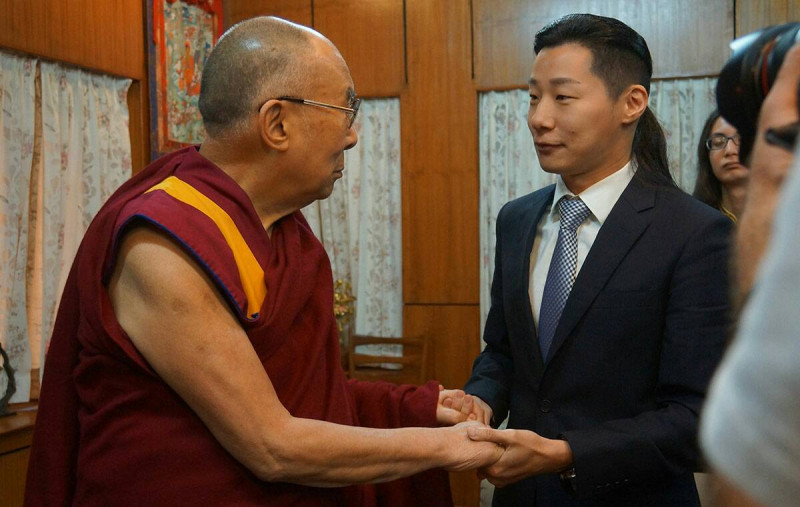 時代力量立委林昶佐5日赴印度拜會諾貝爾和平獎得主、西藏精神領袖達賴喇嘛。   圖：時代力量提供