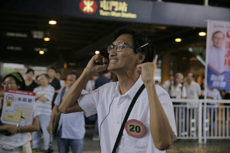 香港第6屆立法會選舉，獨立參選人朱凱迪一鳴驚人，以8萬餘票成為這屆立法會選舉的票王。   圖：翻攝自八鄉朱凱廸 Chu Hoi Dick臉書