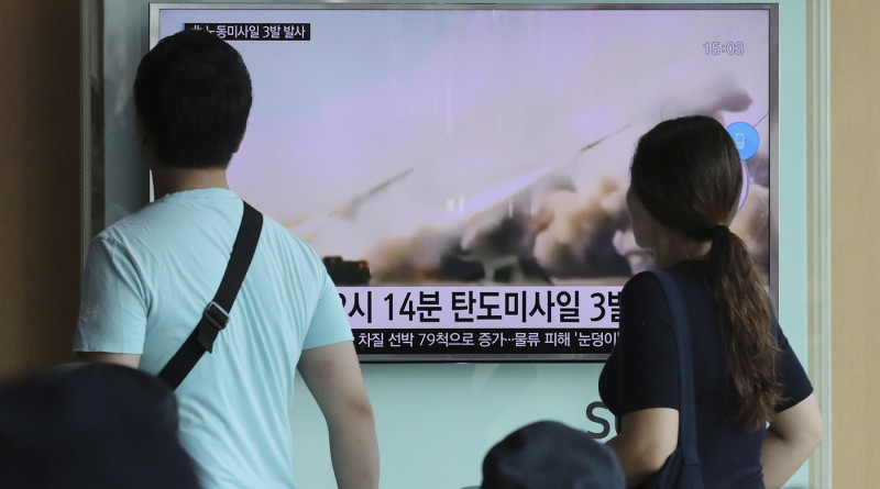 韓國首爾民眾正在觀看電視報導朝鮮５日中午發射３枚導彈的新聞。
   圖：達志影像／美聯社