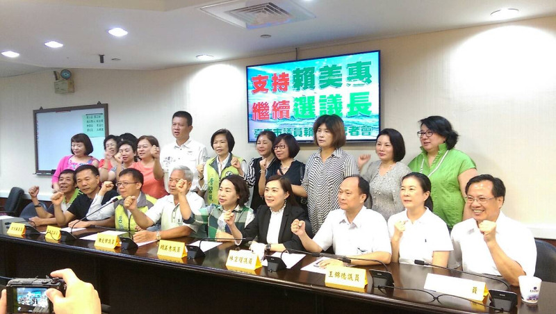 前台南市議長賴美惠（前排中）赴台南市議會民進黨團登記參加議長補選。
   圖：黃博郎翻攝