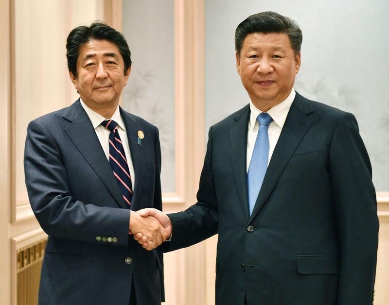 中國國家主席習近平（右）和日本首相安倍晉三（左）5 日晚間在G20杭州峰會閉幕後舉行會談。   圖：中央社/共同社提供