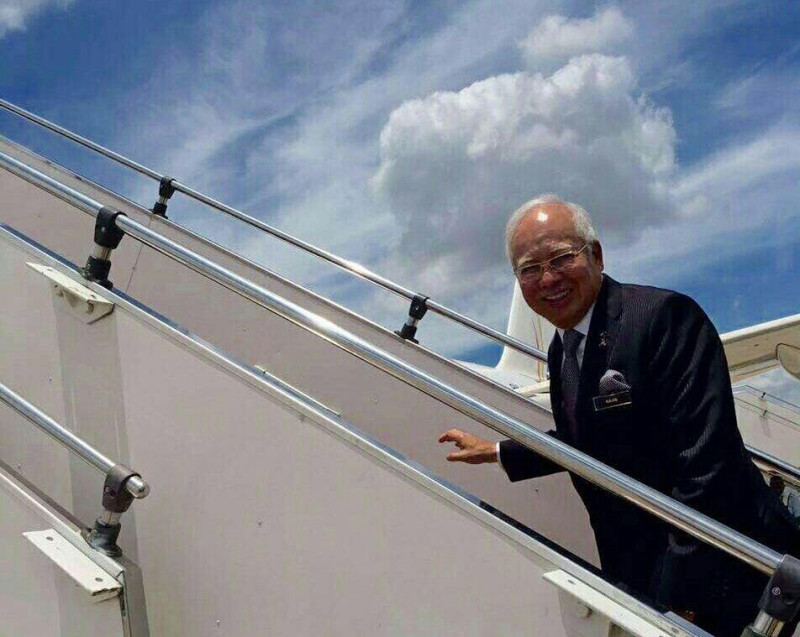 馬來西亞首相納吉布出發前往寮國，準備參加東協高峰會。   圖：翻攝納吉布臉書