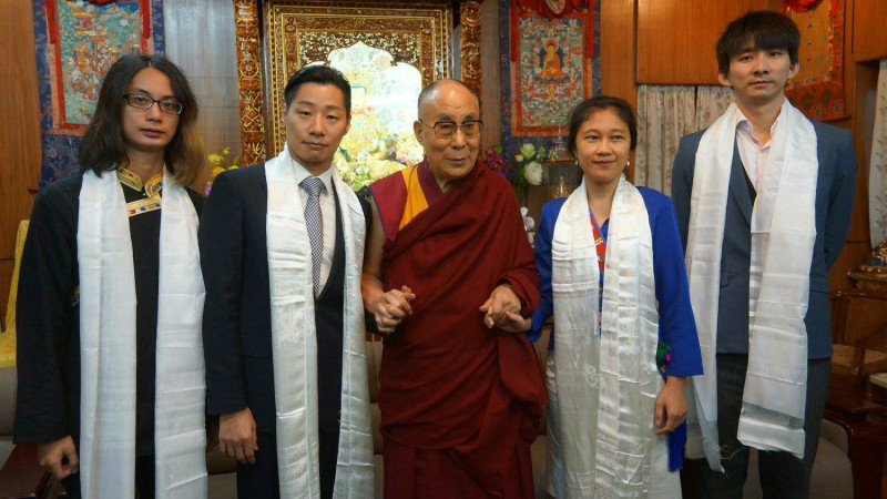 針對時力立委林昶佐（左二）及民進黨立委Kolas Yotaka（右二）極力邀請西藏精神領袖達賴喇嘛（中）赴台灣國會演說。   圖：時代力量提供