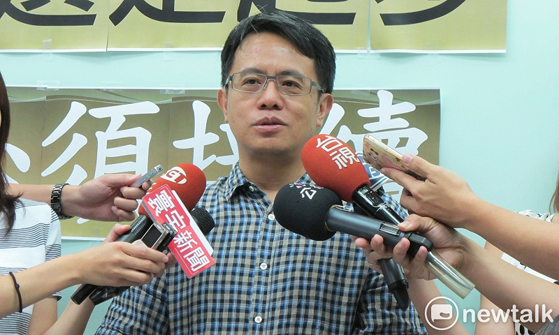 對於檢改會召集人陳瑞仁質疑民間團體拉下司法院正副院長提名人，台大法律系教授顏厥安16日則反諷，檢改會也曾認為黃世銘是適格的檢察總長人選。   圖：林朝億/攝