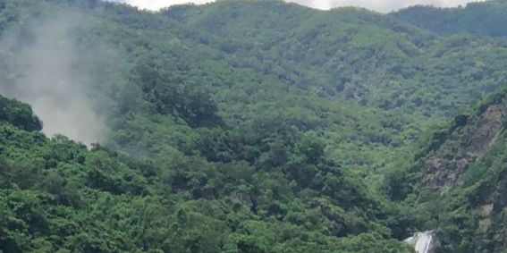 今(12)日下午1點多，屏東縣獅子鄉「卡悠峰瀑布觀景區」驚傳山崩，現場塵土飛揚。   圖：翻攝畫面