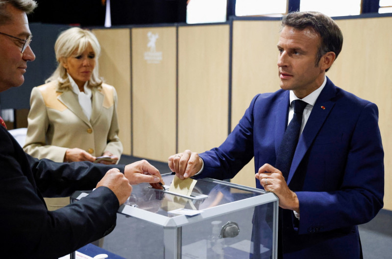 法國國會下議院國民議會選舉首輪投票12日登場。圖為法國總統馬克宏投票畫面。   圖：路透社/達志影像