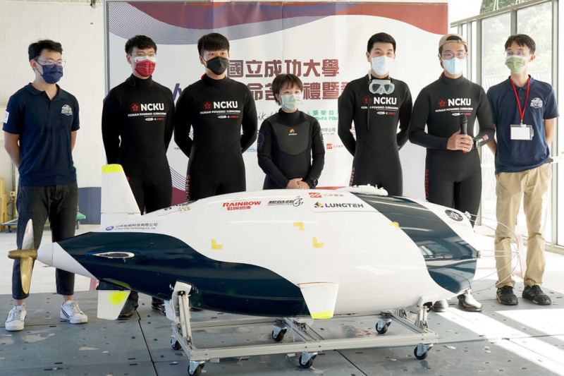 國立成功大學打造台灣第1艘人力潛艇，將於7月前往英國參加歐洲國際人力潛艇競賽，12日舉辦命名與起用開光發表儀式。（成大提供）   
