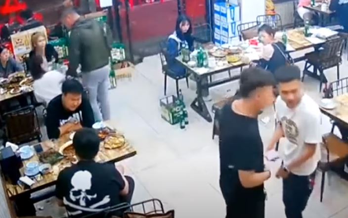 唐山市10日發生恐怖圍毆女性事件，多名男子因為搭訕性騷燒烤店女客人不成竟兇殘痛毆對方。   圖：翻攝微博