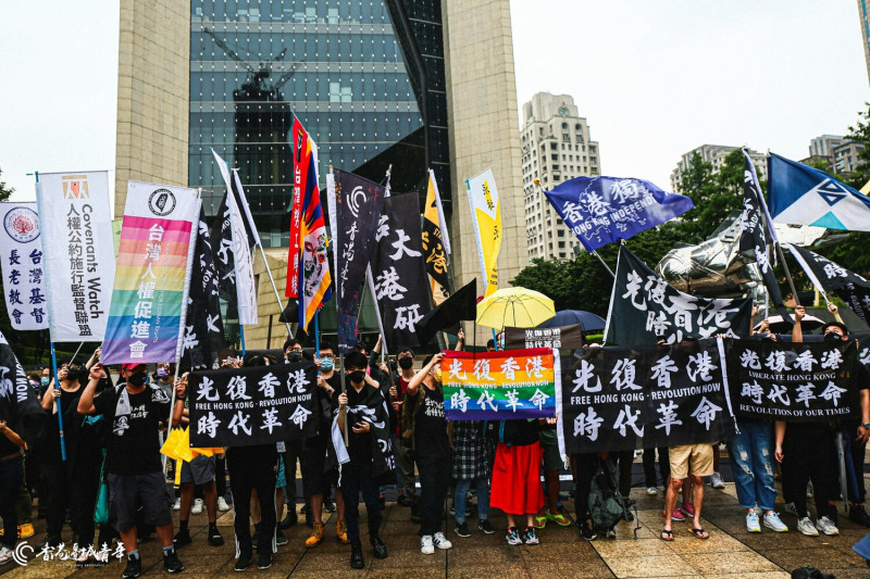 「香港邊城青年」等民間團體12日舉辦「兄弟爬山，繼續努力」香港行動集會，逾千位民眾帶著各樣標語、旗幟上街。   圖：取自香港邊城青年臉書／李哲睿攝