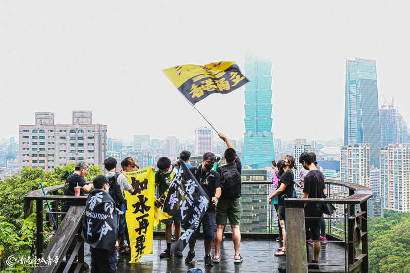 香港邊城青年與民間團體在象山上高舉「香港獨立」等旗幟，象徵「兄弟爬山，繼續努力」。   圖：取自香港邊城青年臉書／李哲睿攝