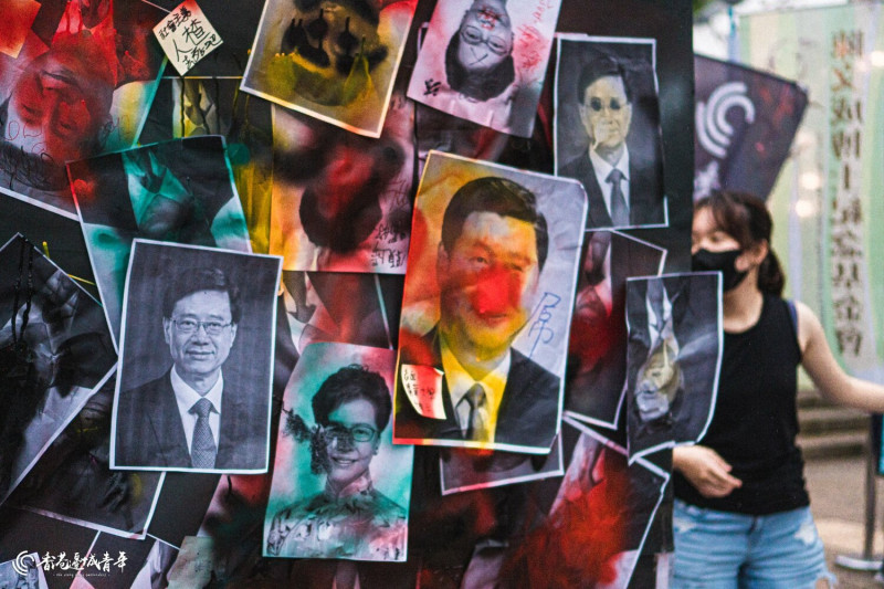 民眾在中國國家主席習近平臉上噴漆。   圖：取自香港邊城青年臉書／李立丞攝