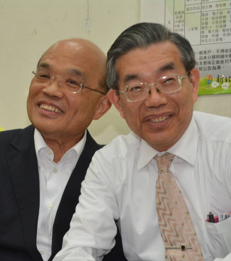 仁濟醫院總院長李龍騰（右）曾在蘇貞昌擔任台北縣長時期，任衛生局長，他表示升格前的台北縣衛生局與各地衛生所當時就建置錄音設備。   圖：翻攝自李龍騰臉書