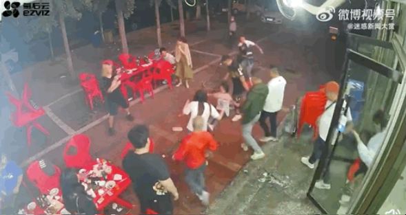唐山燒烤店被毆女子被人抓著頭髮拖出店外 圖 : 翻攝自益美傳媒