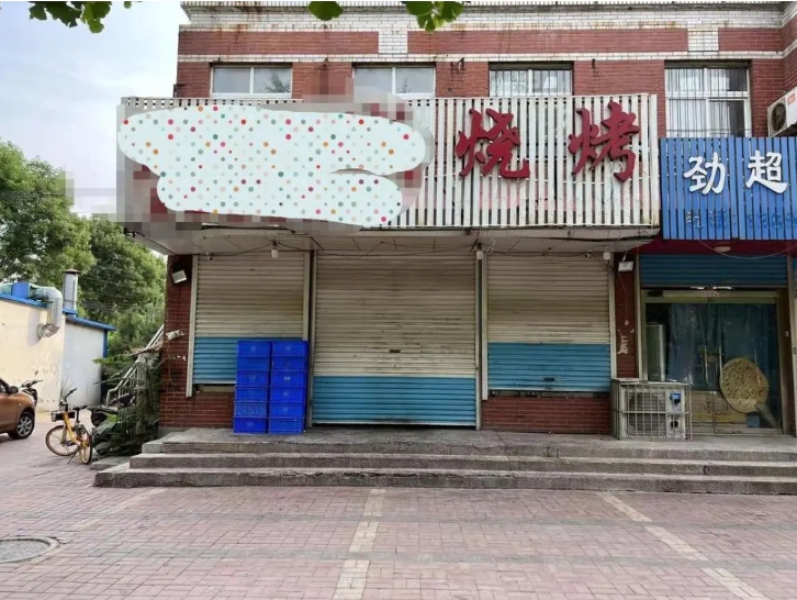 唐山發生毆打女子事件的燒烤店，對面就是警察局。   圖 : 翻攝自騰訊網