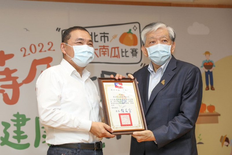侯友宜感謝義美食品公司推廣新北農特產並親自頒發感謝狀。   圖：新北市農業局提供