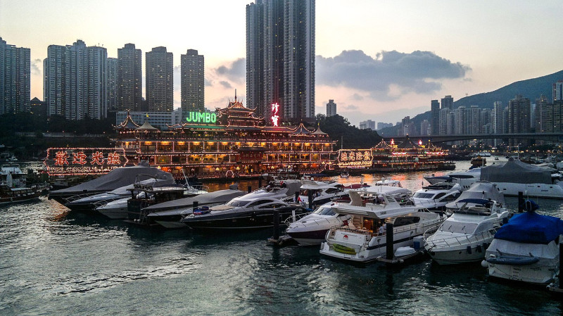 珍寶海鮮舫一度是香港觀光的標誌之一，卻因為受到中國武漢肺炎疫情衝擊，自2020年3月3日起暫停營業至今。   圖：翻攝自維基網站