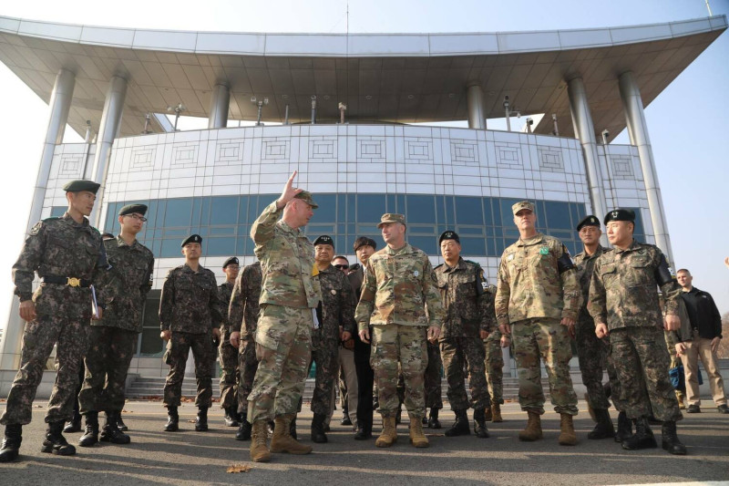 韓美聯軍主要任務為「防禦北韓」，此為先前駐韓美軍訪問兩韓共同警備區。   圖 : 取自駐韓美軍官網