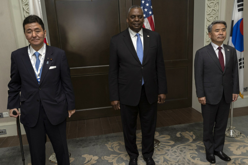 韓美日國防部長在新加坡出席第十九屆亞洲安全會議，日本防衛大臣岸信夫（左）、美國國防部長奧斯汀（ Lloyd Austin）（中）、韓國國防部長李鍾燮（右）。   擷取自美國印太司令部官網