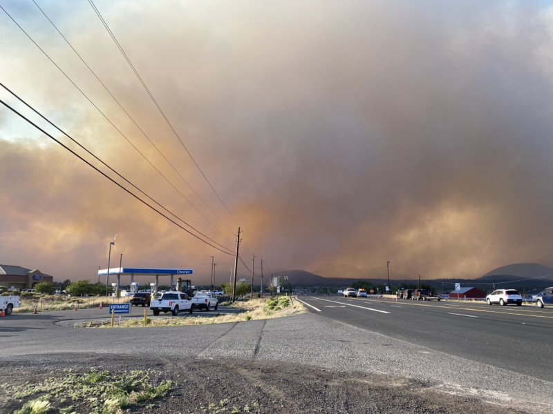 美國亞利桑那州，爆發管道火災，燒毀 5000 多英畝土地，煙霧散布全美半數地區。   圖：翻攝自Twitter