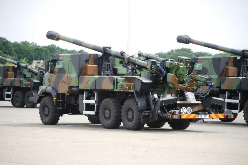 法國政府宣布將「很快能夠」交付78門「凱撒」(CAESAR)車載榴彈砲系統給烏克蘭。圖為法國先前提供烏克蘭24門「凱撒」。   圖：翻攝Justinas Kulys推特（資料照）