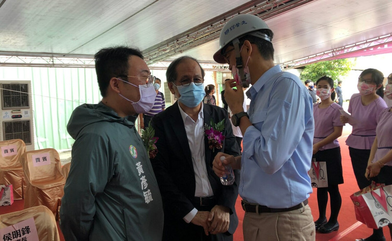 市議員參選人黃彥毓(左)出席小港醫院第二醫療大樓上樑典禮。   圖：黃彥毓提供