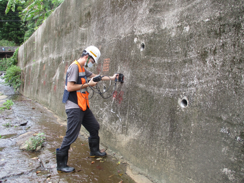 不定期檢查-堤防混凝土強度衝垂檢測。   圖：新北市水利局提供