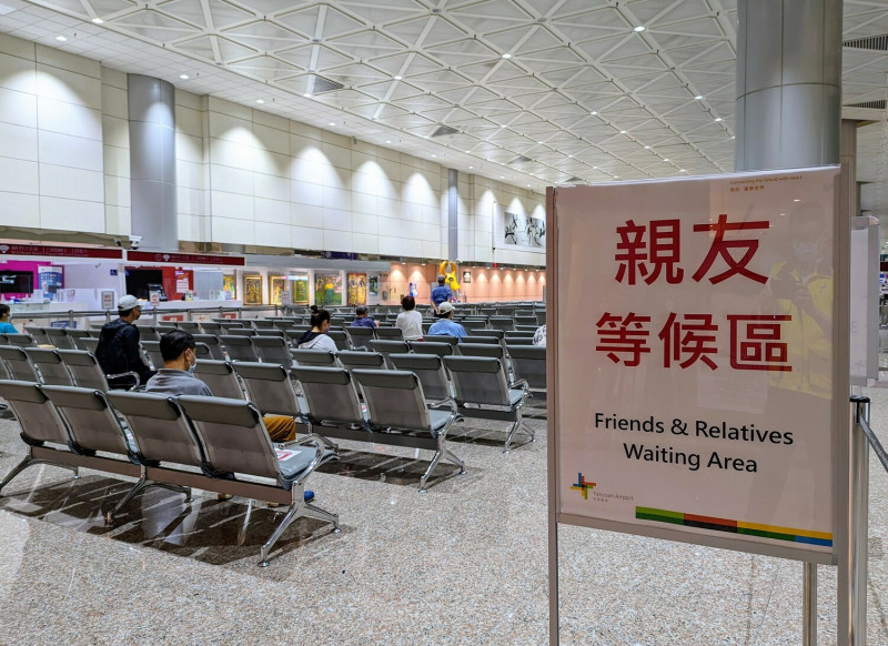 為因應入境新制，桃園機場公司設置親友等候區。   圖：桃園機場公司／提供