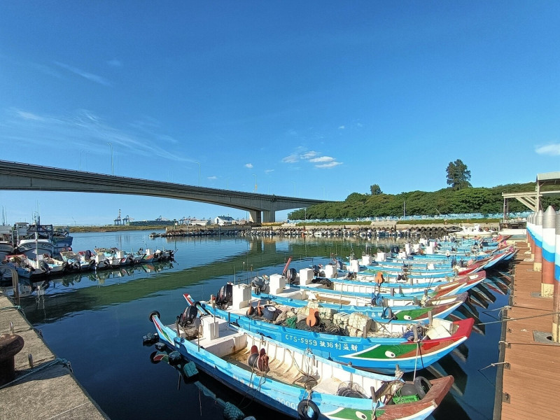下罟子漁港建置浮動碼頭，後續將興建漁具倉庫進行改造，成為民眾未來假日遊憩新景點。   圖：八里區公所提供