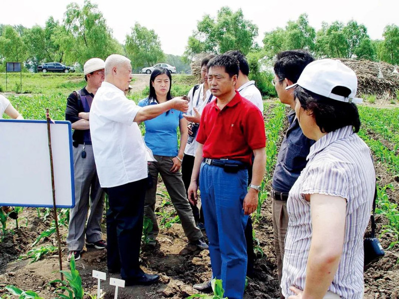 中科院東北地理所研究員正討論黑土地變硬的問題。 圖：翻攝自《中國新聞周刊》