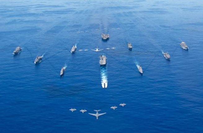 美軍在關島和南太平洋地區展開兩年一次的「勇敢之盾」（Valiant Shield 22）軍事演習。   圖 : 翻攝自美國第七艦隊