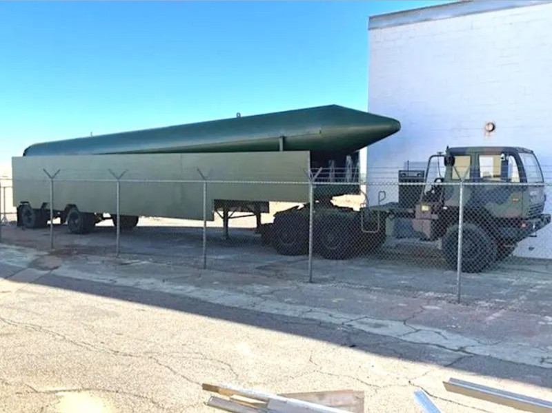美軍設置4個模擬的陸基機動彈道導彈發射器，外觀型態與尺寸與解放軍「東風-21」、「東風-26」相似。   圖：翻攝Bureau of Military
