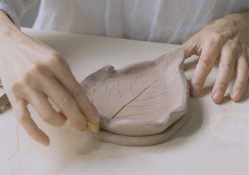 民眾跟著影片主題「造型拓葉盤」，就能運用葉片型狀，創作實用的造型盤。   圖：鶯歌陶瓷博物館提供