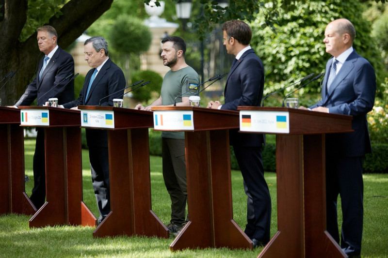 羅馬尼亞總統約翰尼斯（Klaus Iohannis，左一）、義大利總理德拉吉（Mario Draghi，左二）、法國總統馬克宏（Emmanuel Macron，右二）與德國總理蕭茲（Olaf Scholz，右一）首度一起造訪烏克蘭首都基輔（Kyiv）。   圖：取自澤連斯基臉書