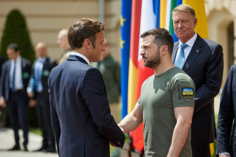 法國總統馬克宏（Emmanuel Macron，左）與多國領袖一同會面烏克蘭總統澤連斯基（Volodymyr Zelensky）。   圖：取自澤連斯基臉書