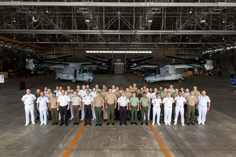 「太平洋兩棲領導人研討會」日方安排展示V-22「魚鷹式」(Osprey)傾轉旋翼機後大合照，台灣軍官依主辦方要求未著軍服隱身後排。   圖：翻攝陸上自衛隊推特