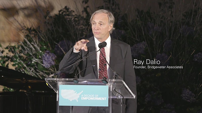 全球最大避險基金集團橋水投資公司（Bridgewater Associate）創辦人達里歐（Ray Dalio）。   圖：翻攝自維基百科（作者：Grameen America）