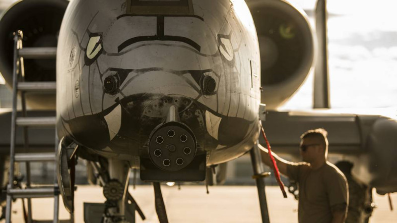 美國空軍A-10攻擊機最具代表的形象特徵：機鼻下的GAU-8「復仇者」(Avenger)7管旋轉機砲。   圖：翻攝US Air National Guard