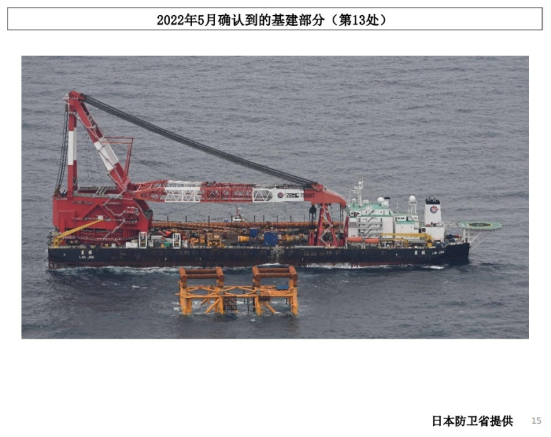 日本外務省6月17日引述防衛省5月圖資，指控中國在「中日地理中線」西側新增油氣探勘設施工程基座。   圖：翻攝日本外務省官網(資料照片)