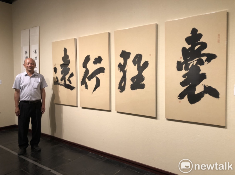 警界書法名家方朝宗在台南文化中心舉辦首場個展，以「囊輕行遠」為名，取「富窮二僧取經」寓言，窮僧即知即行之意，闡釋他十年前決心退休專心研習書法的心境，   圖：黃博郎／攝