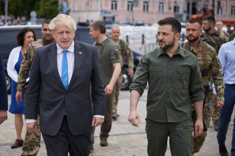 英國首相強生（左）今天無預警訪問基輔，預告將啟動一項軍事訓練先鋒計畫。   圖：翻攝澤連斯基臉書