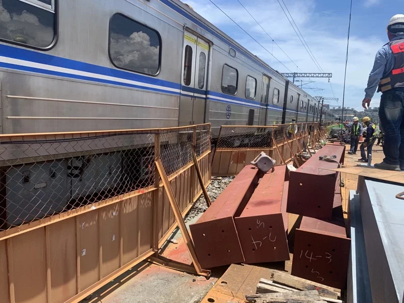 南鐵地下化工程發生鋼梁碰撞圍籬，並擦撞區間車的意外。   圖：交通部鐵道局／提供
