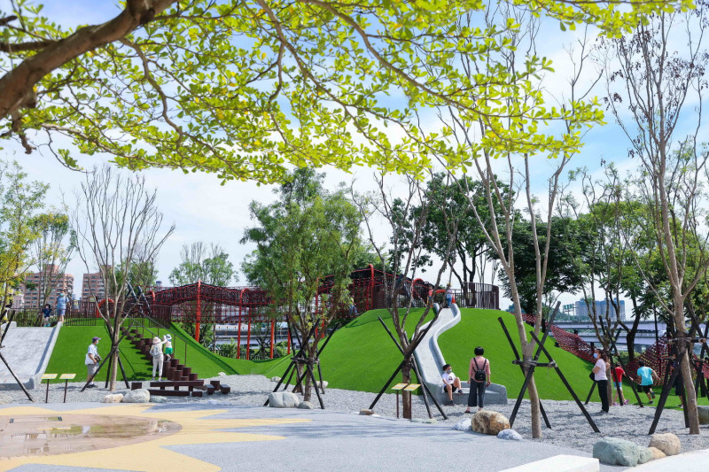 新北市政府改造新店陽光運動園區的兒童遊戲區，以「陽光綠洲」為主題，打造特色共融遊戲場。   圖：新北市水利局提供