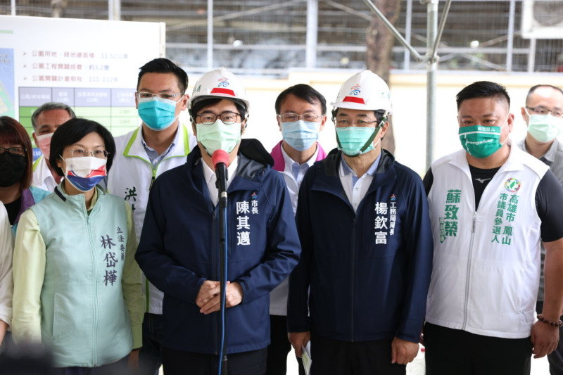 陳其邁(左二)星期六、日開始不開防疫記者會。   圖：高雄市政府提供