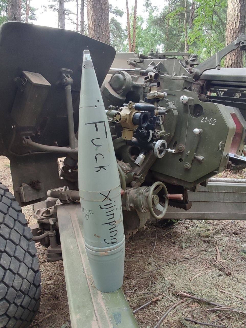 烏克蘭砲彈出現「FXCK Xijinping」（去X的習近平）文字。   圖:翻攝自VK
