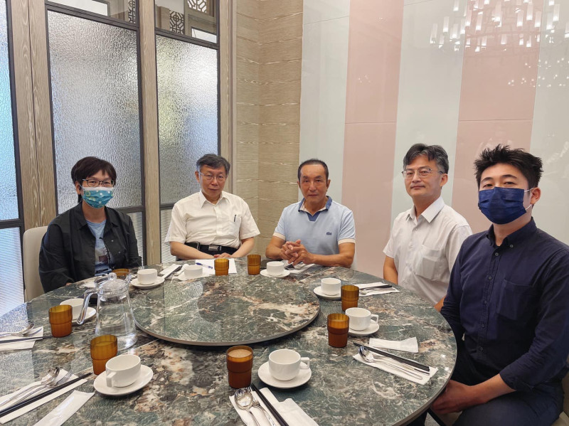 台北市長柯文哲與其幕僚和台南市五彩集團總裁林義豐用餐。 圖：翻攝自林義豐MarkLin臉書